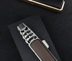 Merkloos Turbo Jetflame Aansteker - Gasbrander - Vuurwerk Torch - Crème Brûlée Brander - BBQ En Sigaren Aansteker - Windproof - Walnoothout Met Grijze Metalen Behuizing -Merkloos Verkoopwinkel 1200x1028 3