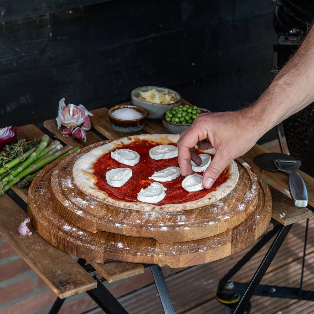 Boska Pizzaplank Friends L - BBQ Accessoires - Eikenhout - Handige Opvanggeul - Ø 34 Cm 16 Boska Pizzaplank Friends L - BBQ Accessoires - Eikenhout - Handige Opvanggeul - Ø 34 Cm - Afbeelding 14