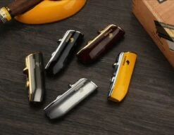 Cohiba® Sigarenaansteker - Sigarenboor - Sigaren - Sigaar - Cohiba Aansteker - Sigarenboor - Sigaren Accessoires - Sigarenknipper - Sigaar Aansteker - Cohiba - Incl. Luxe Geschenkdoos - Rood -Merkloos Verkoopwinkel 1200x934