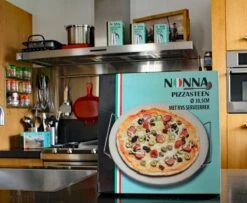 Nonna Pizzasteen Ø30,5 Met RVS Serveerrek - Stenen Pizzaplaat / Ovenplaat (11mm Dik) Voor Oven En Barbecue (BBQ) - Maximaal 600 Graden Celcius 11 Nonna Pizzasteen Ø30,5 Met RVS Serveerrek - Stenen Pizzaplaat / Ovenplaat (11mm Dik) Voor Oven En Barbecue (BBQ) - Maximaal 600 Graden Celcius -Merkloos Verkoopwinkel 1200x985