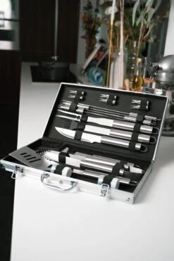 Sens Design BBQ Accesoires - 18 Delig - BBQ Gereedschapset Koffer -Merkloos Verkoopwinkel 800x1200 3