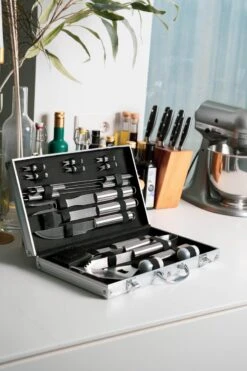 Sens Design BBQ Accesoires - 18 Delig - BBQ Gereedschapset Koffer -Merkloos Verkoopwinkel 800x1200 4